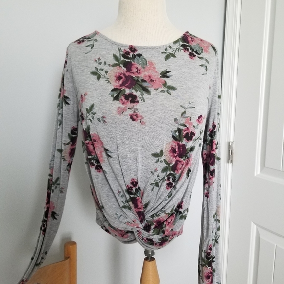 Rue21 Tops - 🌸Floral long sleeve top